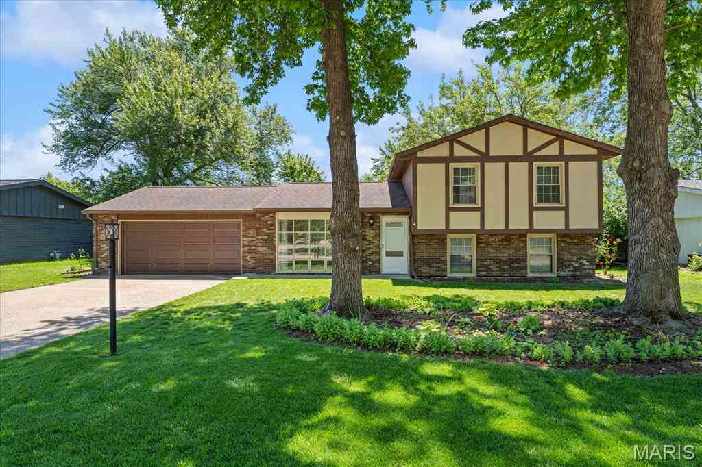 Homes For Sale - 904 Fort Henry Road<br/> Saint Clair County, Belleville, IL 62221