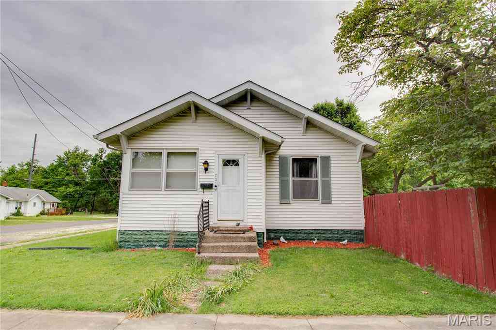 Homes For Sale - 701 E Chestnut Street<br/> Gillespie, IL 62033