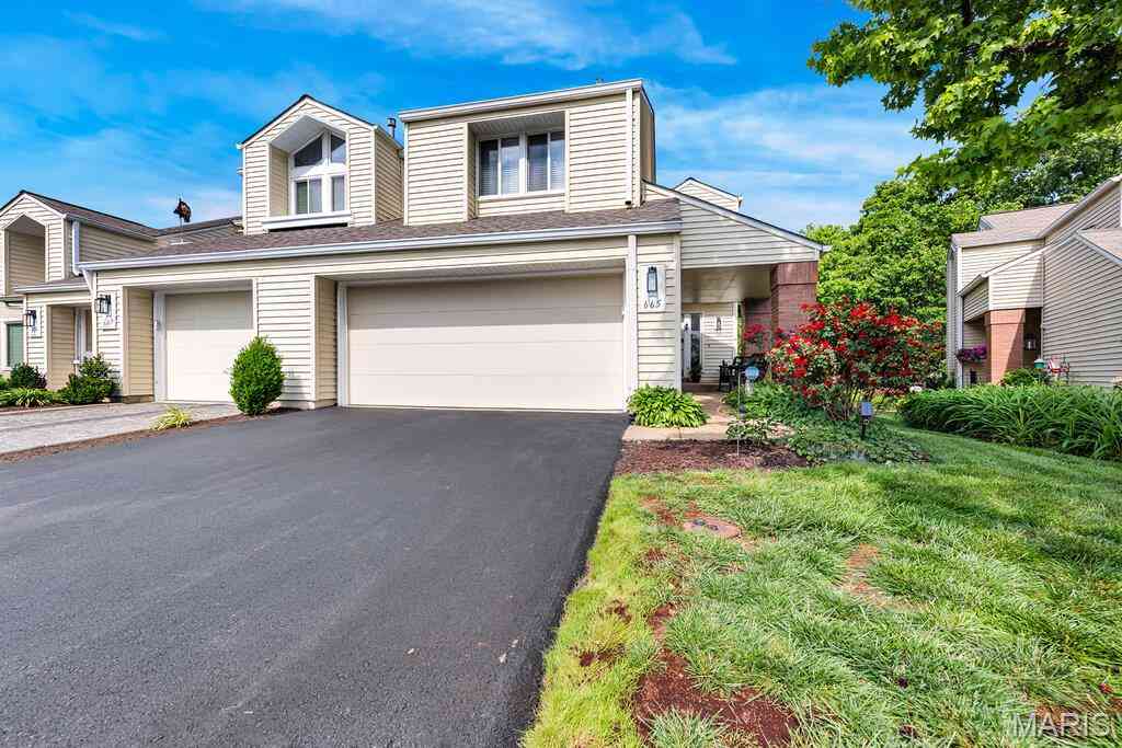 Condo For Sale - 665 Highview Circle Drive<br/> Ballwin, MO 63021