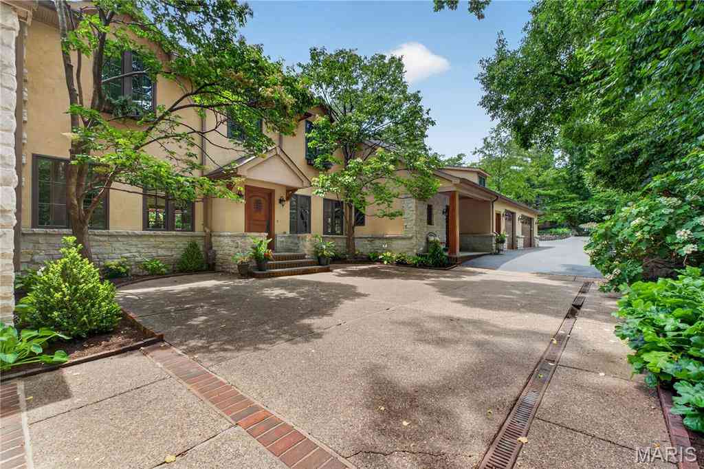 Homes For Sale - 1189 Hampton Park Drive<br/> Richmond Heights, MO 63117