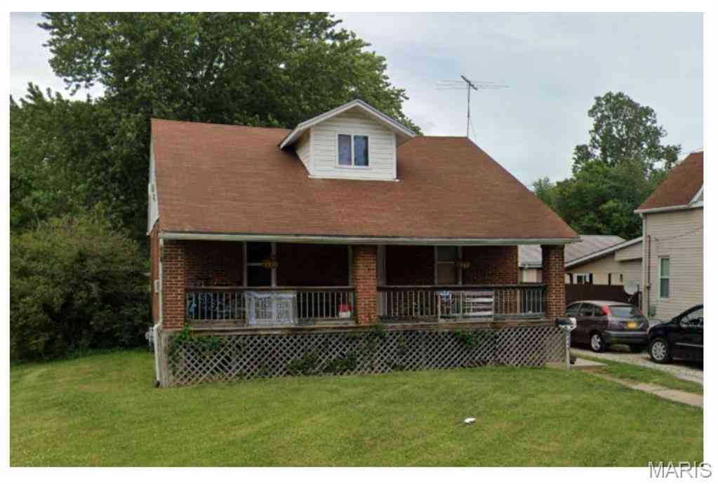 Homes For Sale - 945 E Leonard Street<br/> Staunton, IL 62088