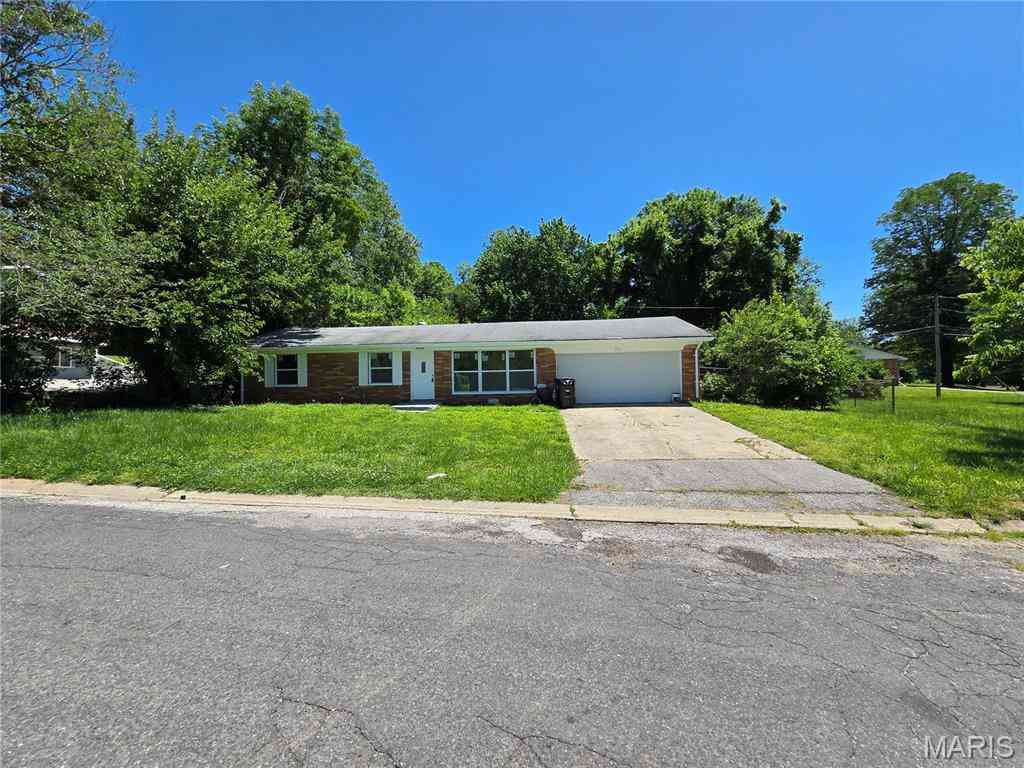 Homes For Sale - 4 Hi Pointe Drive<br/> Saint Clair County, Belleville, IL 62223