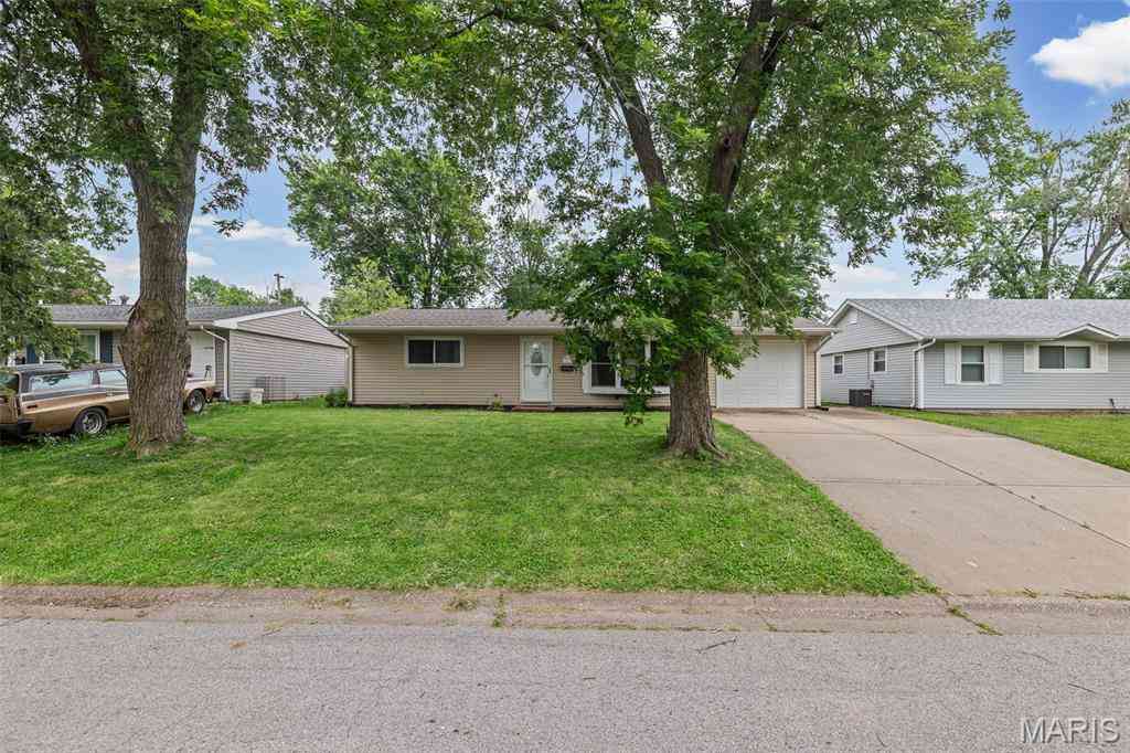 Homes For Sale - 605 W Adams Street<br/> Saint Clair County, O'Fallon, IL 62269
