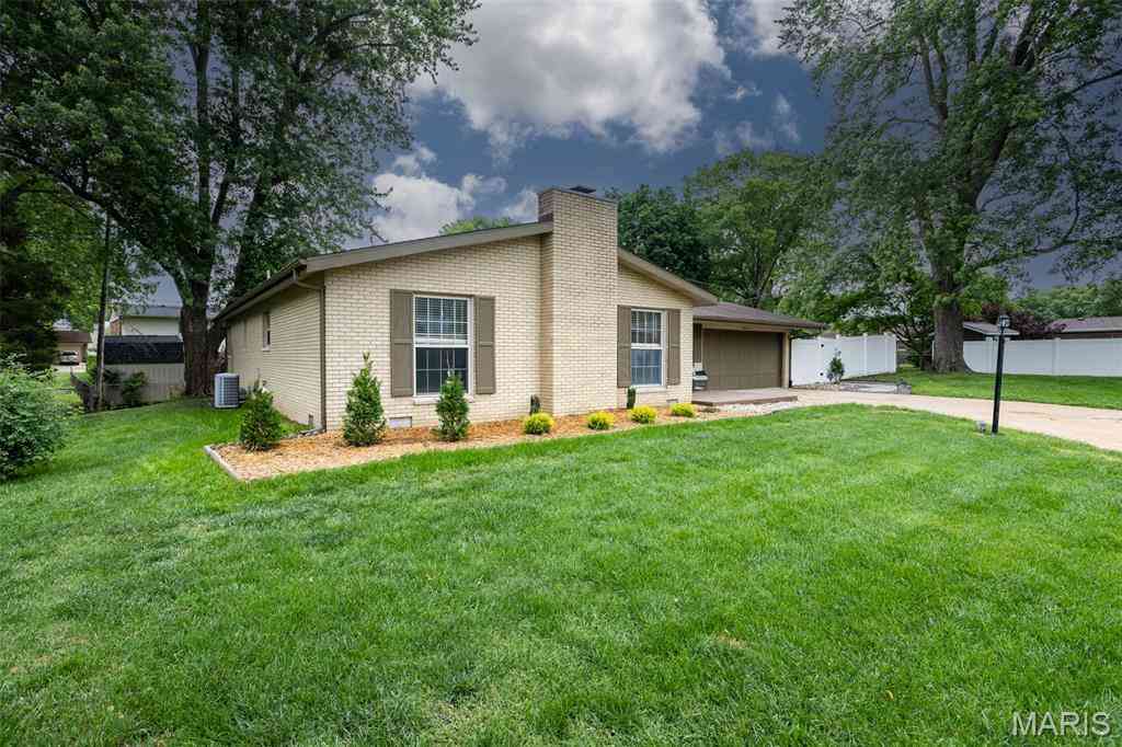 Homes For Sale - 34 Aubuchon Circle<br/> Saint Clair County, Fairview Heights, IL 62208