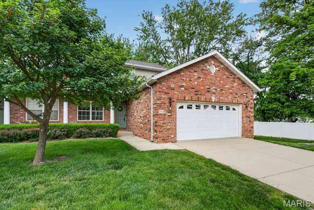 Townhouse For Sale - 700 Michael Street<br/> Saint Clair County, O'Fallon, IL 62269