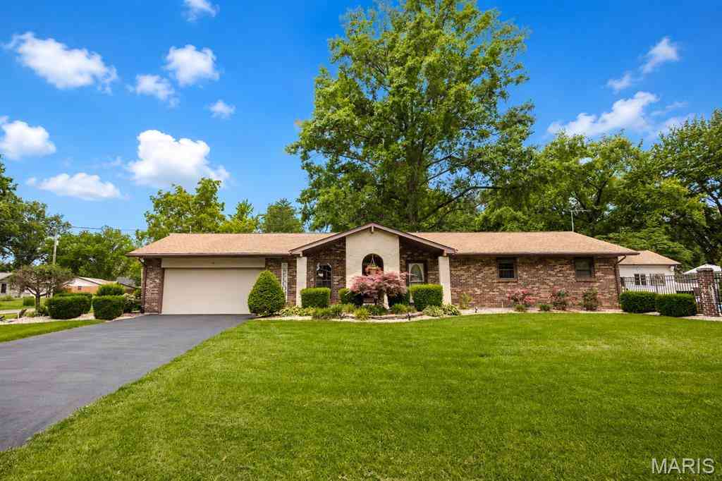 Homes For Sale - 11 Lakeview Drive<br/> Saint Clair County, Freeburg, IL 62243