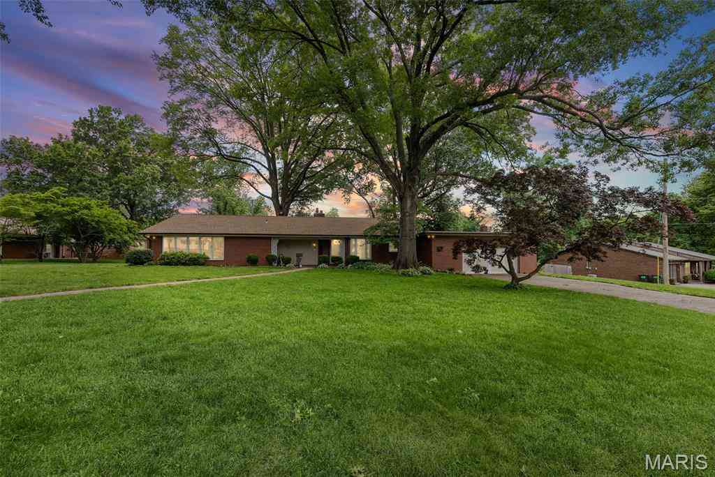 Homes For Sale - 4 Shady Lane<br/> Saint Clair County, Belleville, IL 62221