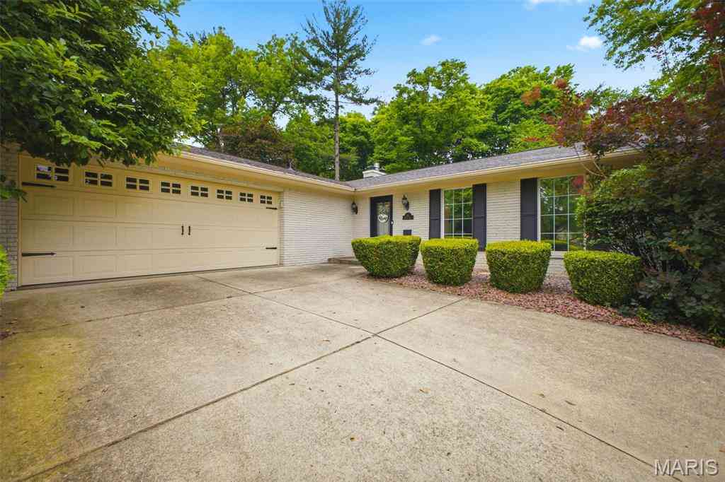 Homes For Sale - 43 Clover Drive<br/> Saint Clair County, Belleville, IL 62221