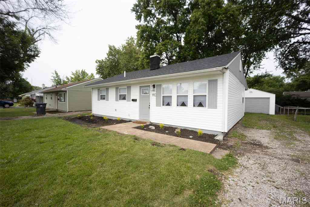 Homes For Sale - 913 Royal Heights Road<br/> Saint Clair County, Belleville, IL 62226