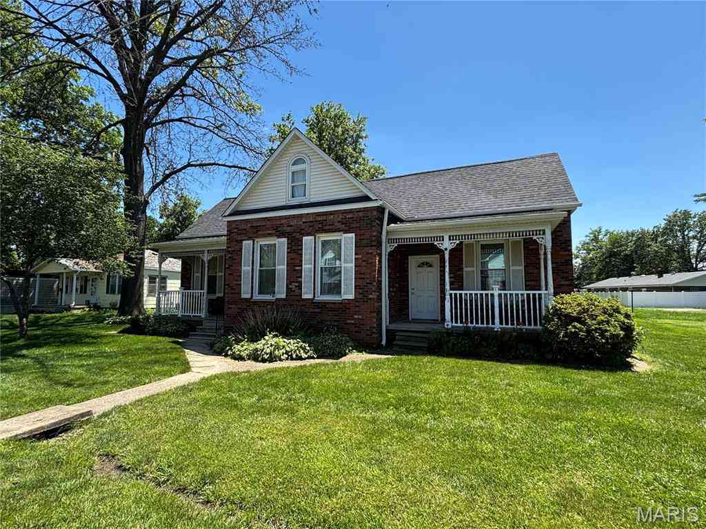 Homes For Sale - 842 N 6th Street<br/> Clinton County, Breese, IL 62230