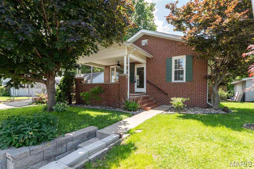 Homes For Sale - 100 W 3rd Street<br/> Hartford, IL 62048