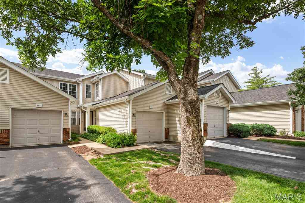 Condo For Sale - 605 Pine Ridge Trails Court #B<br/> Ballwin, MO 63021