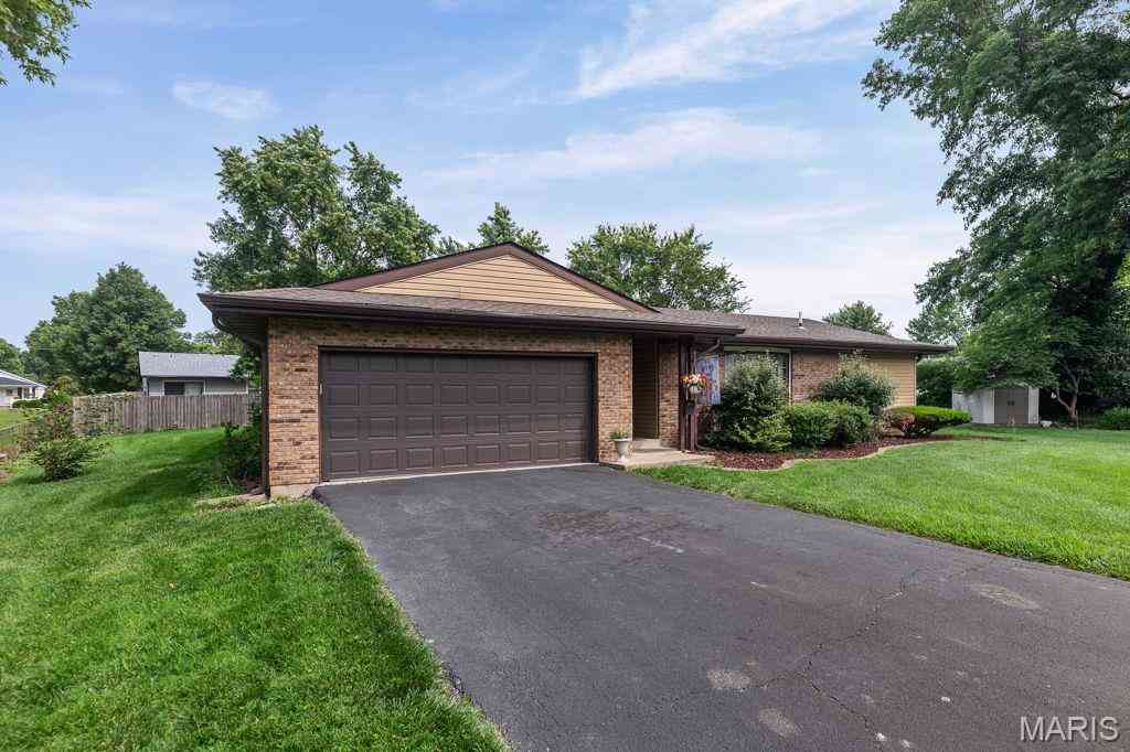 Homes For Sale - 46 Belle Crest Drive<br/> Saint Clair County, Belleville, IL 62221