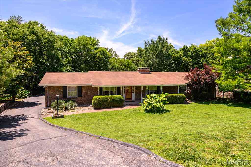 Homes For Sale - 10814 Forest Circle Drive<br/> Sunset Hills, MO 63128