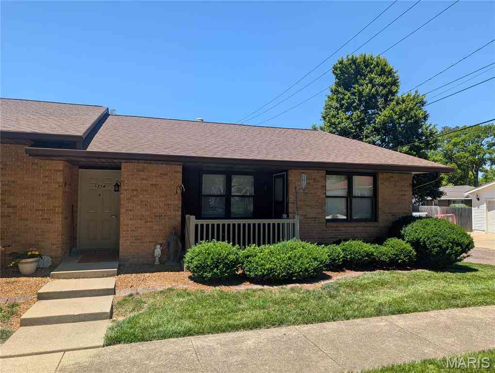 Condo For Sale - 1314 Pine Street #A4<br/> Madison County, Highland, IL 62249