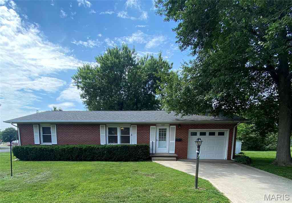Homes For Sale - 1103 E Washington Avenue<br/> Bond County, Greenville, IL 62246