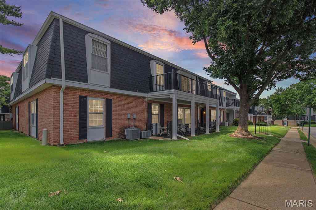Condo For Sale - 1674 Blue Ridge Drive #H<br/> Saint Louis, MO 63125