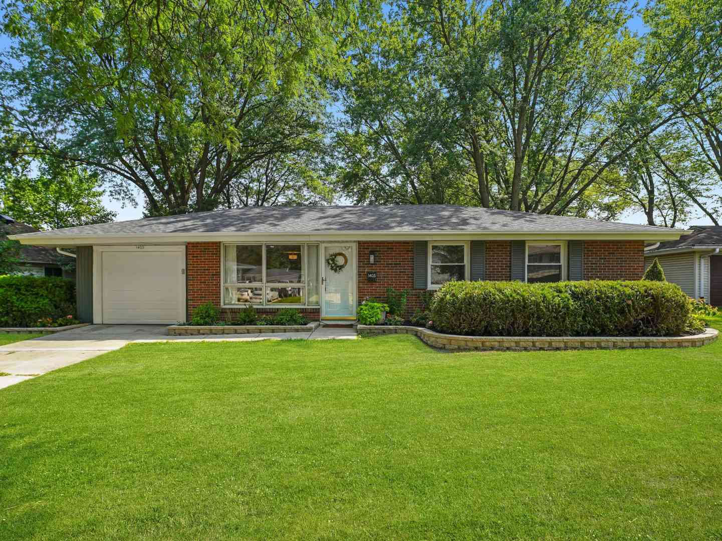 Homes For Sale - 1403 Hampton Lane<br/> Schaumburg, IL 60193