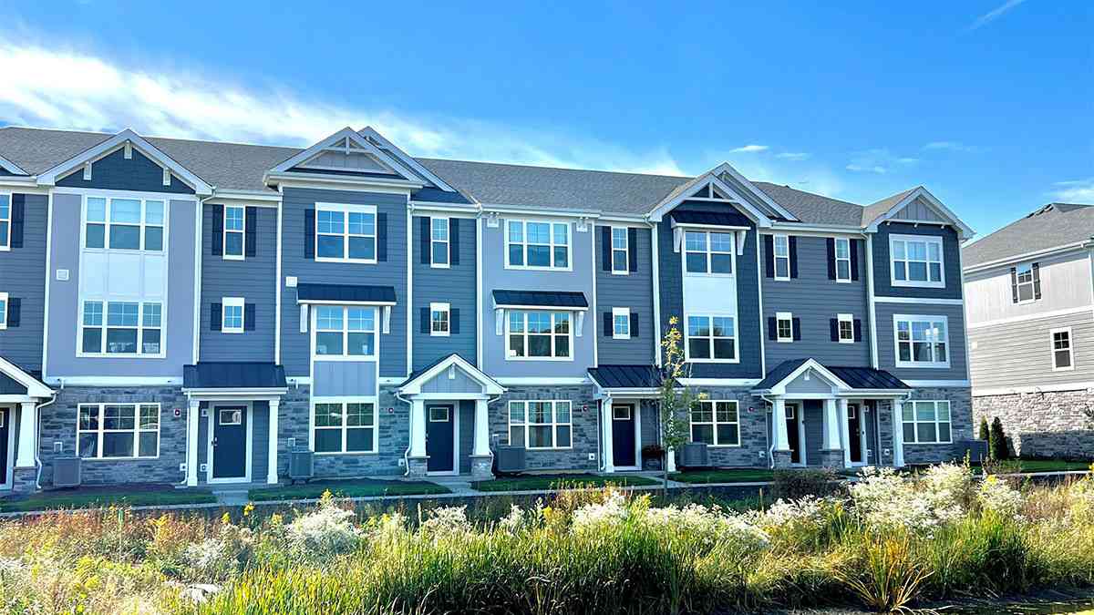 Condo For Sale - 437 Lakeshore Court<br/> Saint Charles, IL 60174