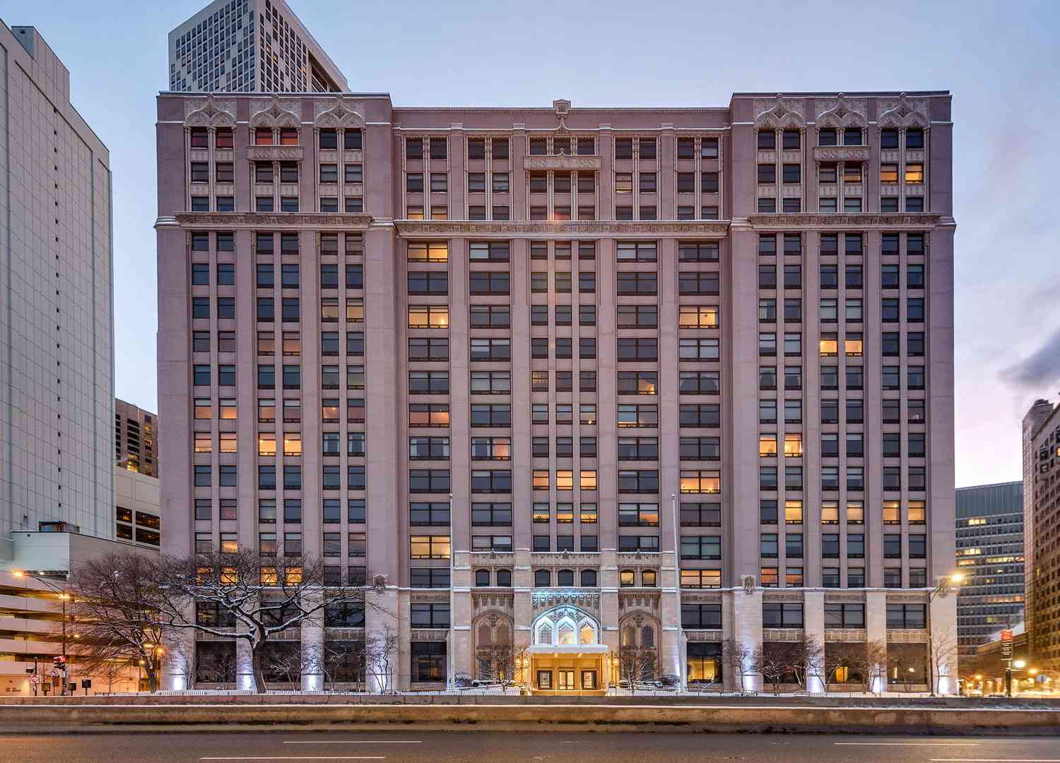 Condo For Sale - 680 N Lake Shore Drive #821<br/> Chicago, IL 60611