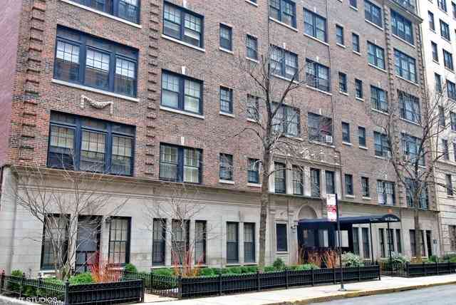 Condo For Sale - 230 E Delaware Place #1E<br/> Chicago, IL 60611