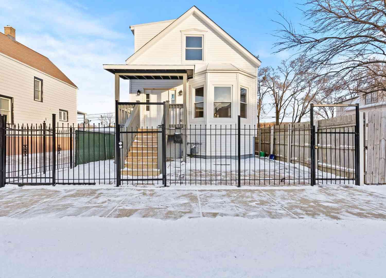 Condo For Sale - 6807 S Marshfield Avenue<br/> Chicago, IL 60636