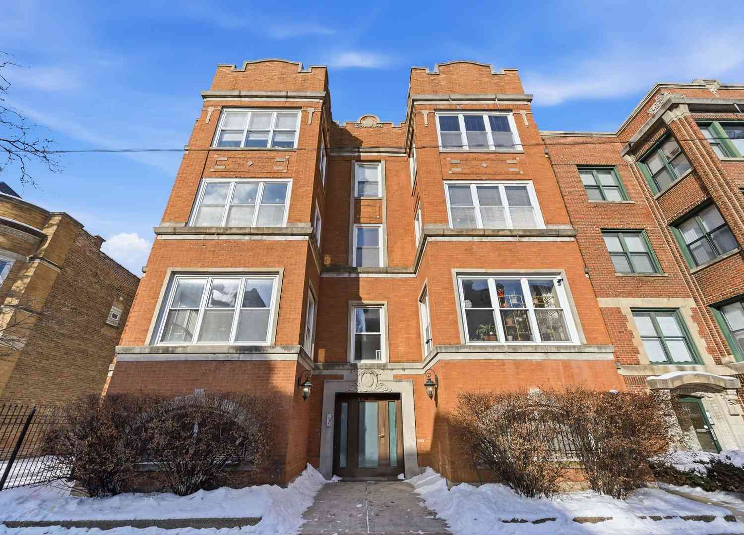 Condo For Sale - 838 E 52nd Street #1W<br/> Chicago, IL 60615