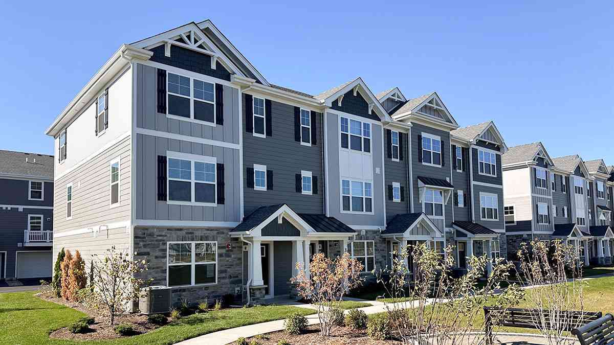 Homes For Sale - 421 Lakeshore Court<br/> Kane County, Saint Charles, IL 60174