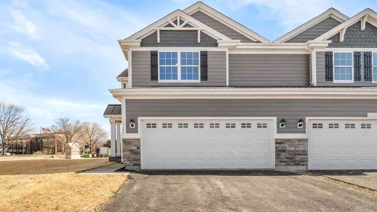 Homes For Sale - 270 Charlestowne Lakes Drive<br/> Kane County, Saint Charles, IL 60174