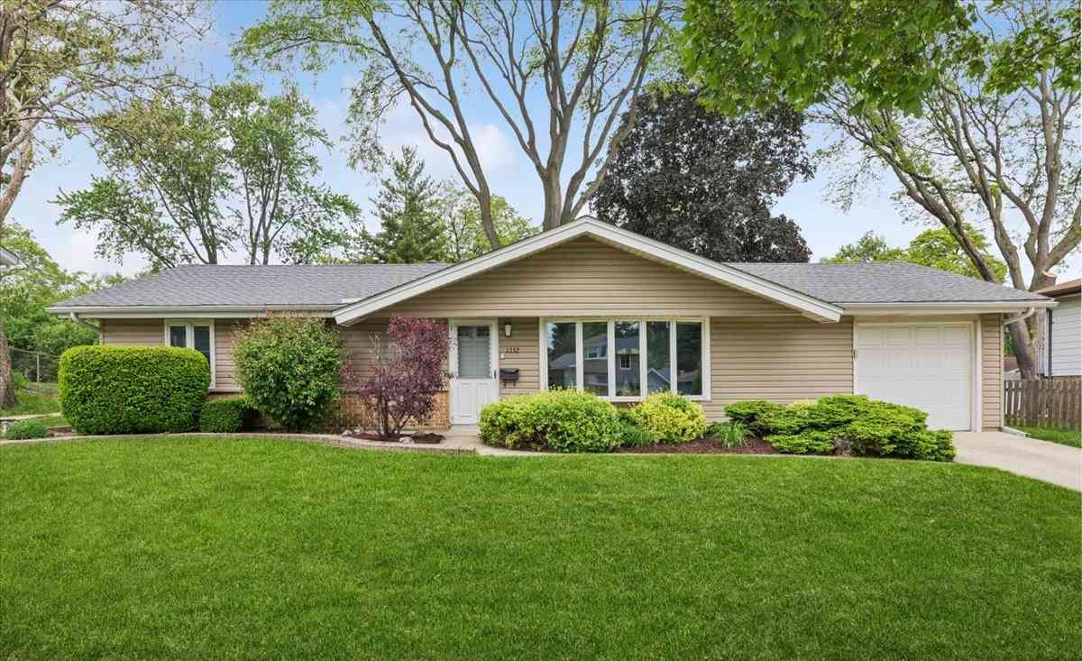 Homes For Sale - 1332 W Weathersfield Way<br/> Schaumburg, IL 60193