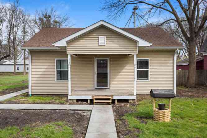 Homes For Sale - 112 E Center Street<br/> Seymour, IL 61875