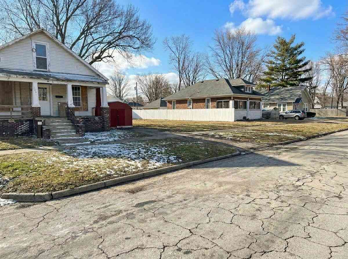 Homes For Sale - 2516 Pine Avenue<br/> Coles County, Mattoon, IL 61938