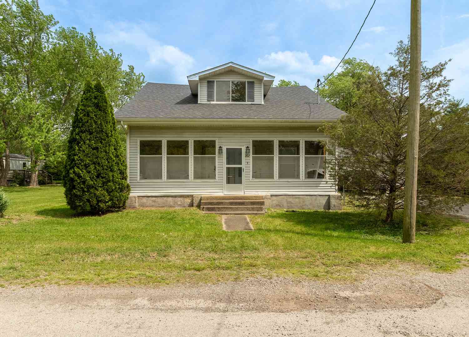 Homes For Sale - 202 S Ervin Street<br/> Williamson County, Pittsburg, IL 62974