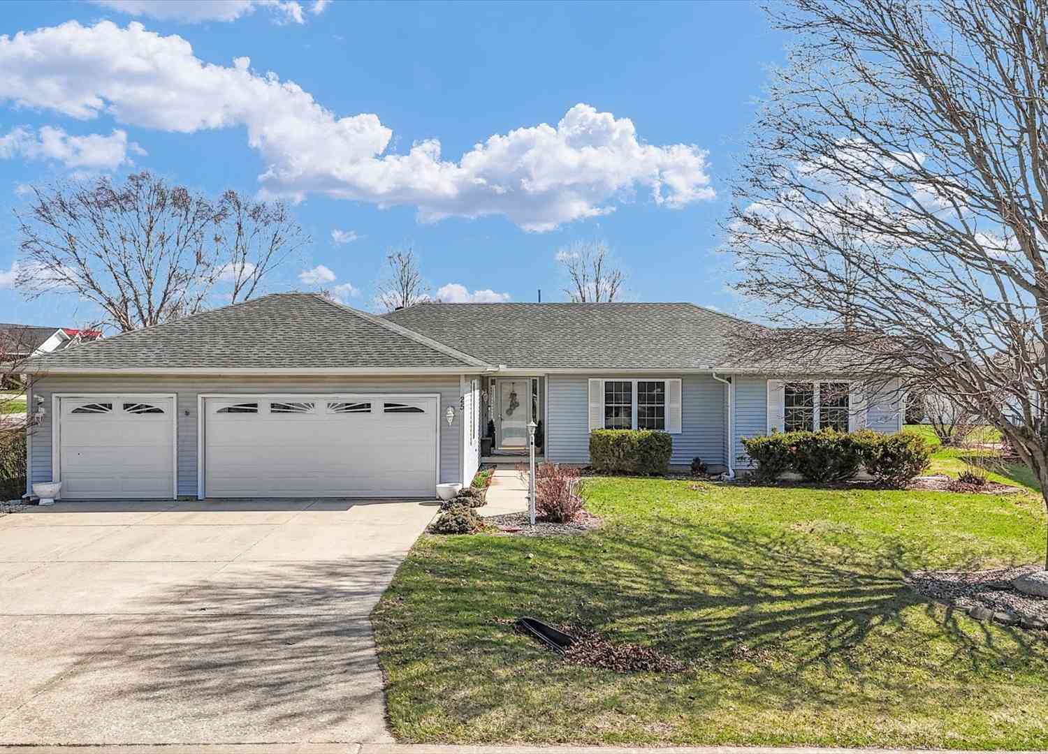 Homes For Sale - 25 N Prairieview Avenue<br/> Douglas County, Tuscola, IL 61953