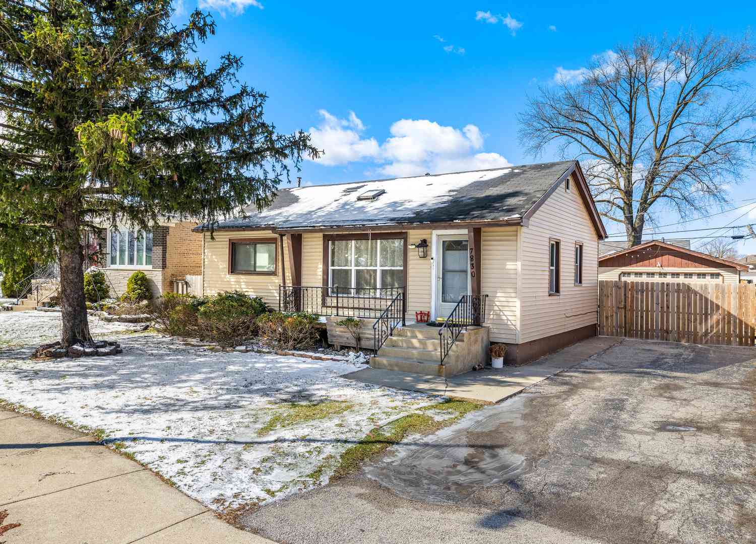 Homes For Sale - 7830 Neenah Avenue<br/> Burbank, IL 60459