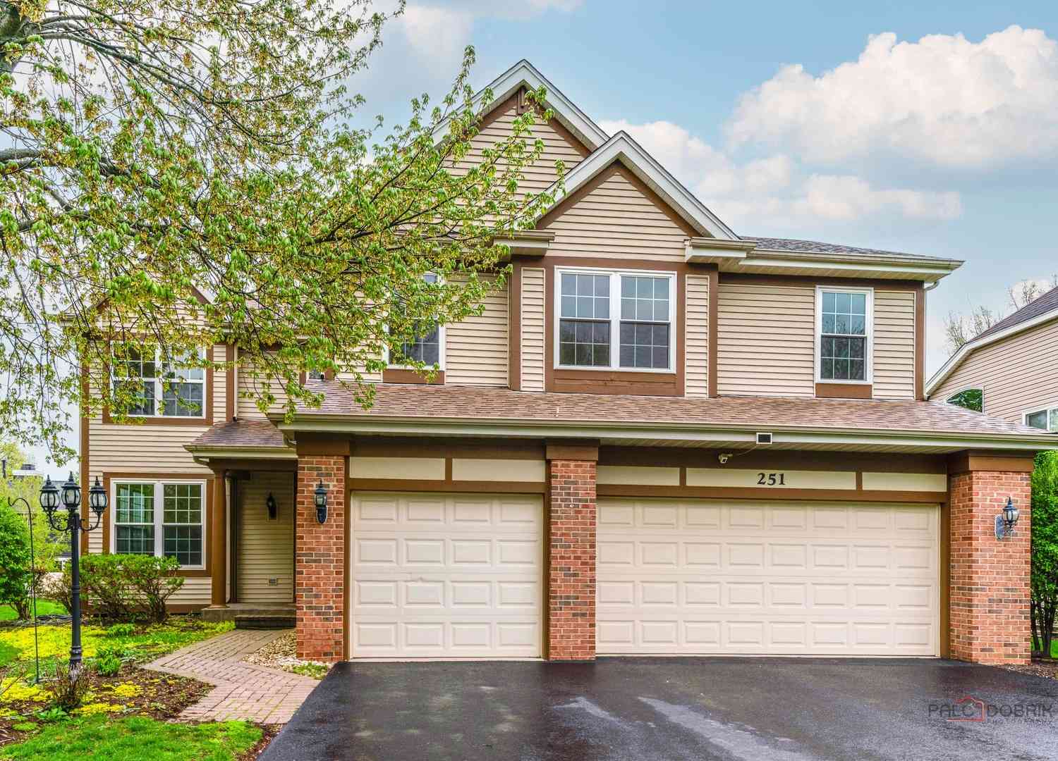 Homes For Sale - 251 Lenox Lane<br/> Mundelein, IL 60060