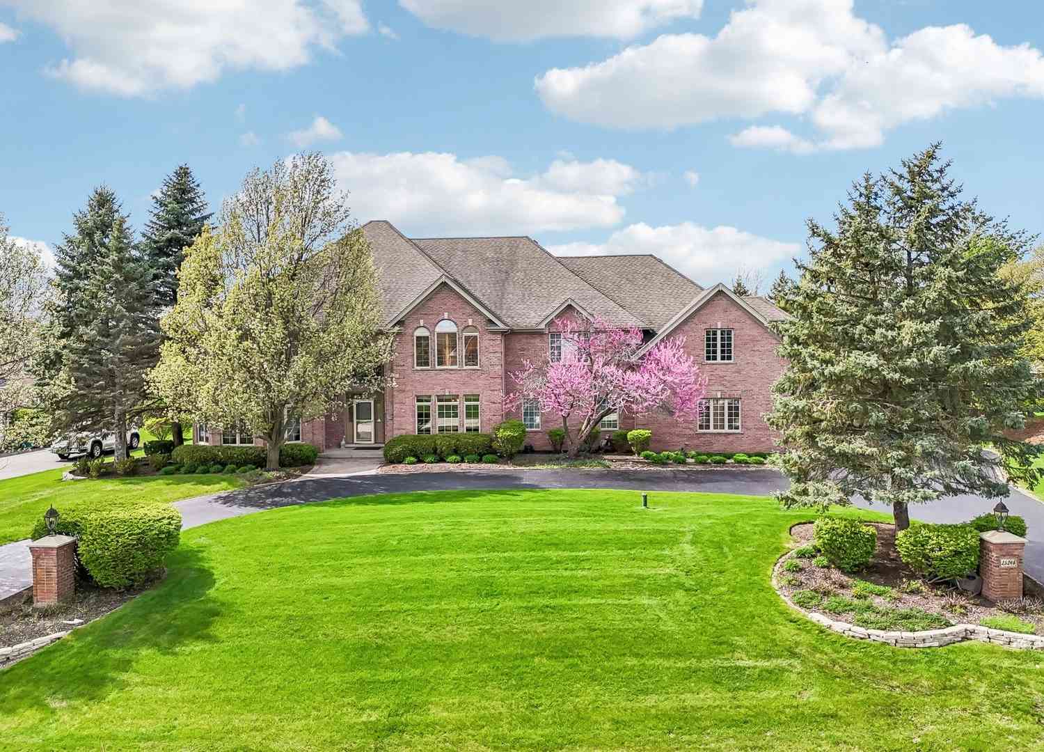 Homes For Sale - 25246 N Abbey Glenn Drive<br/> Hawthorn Woods, IL 60047