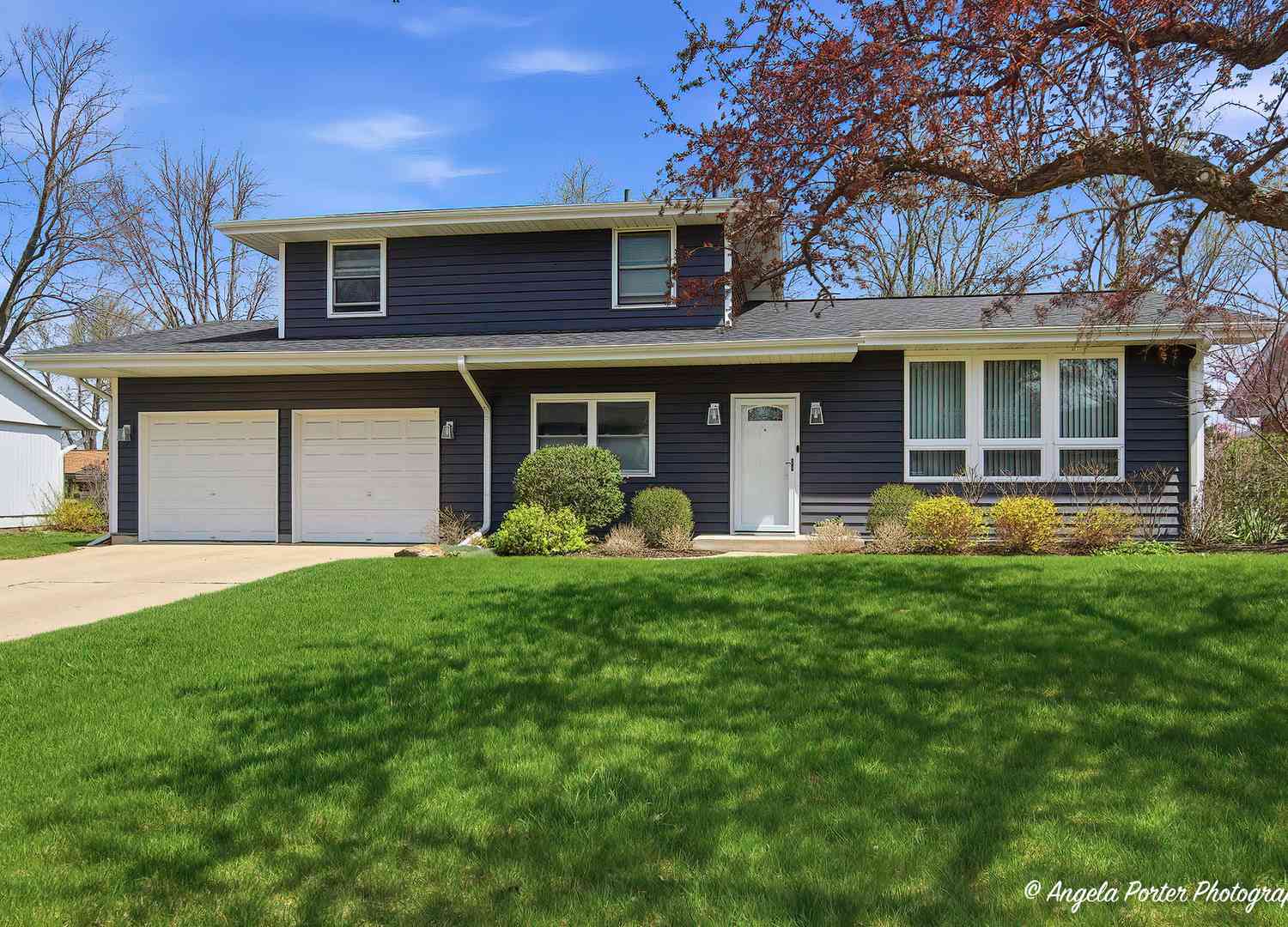 Homes For Sale - 412 Surrey Lane<br/> Lindenhurst, IL 60046