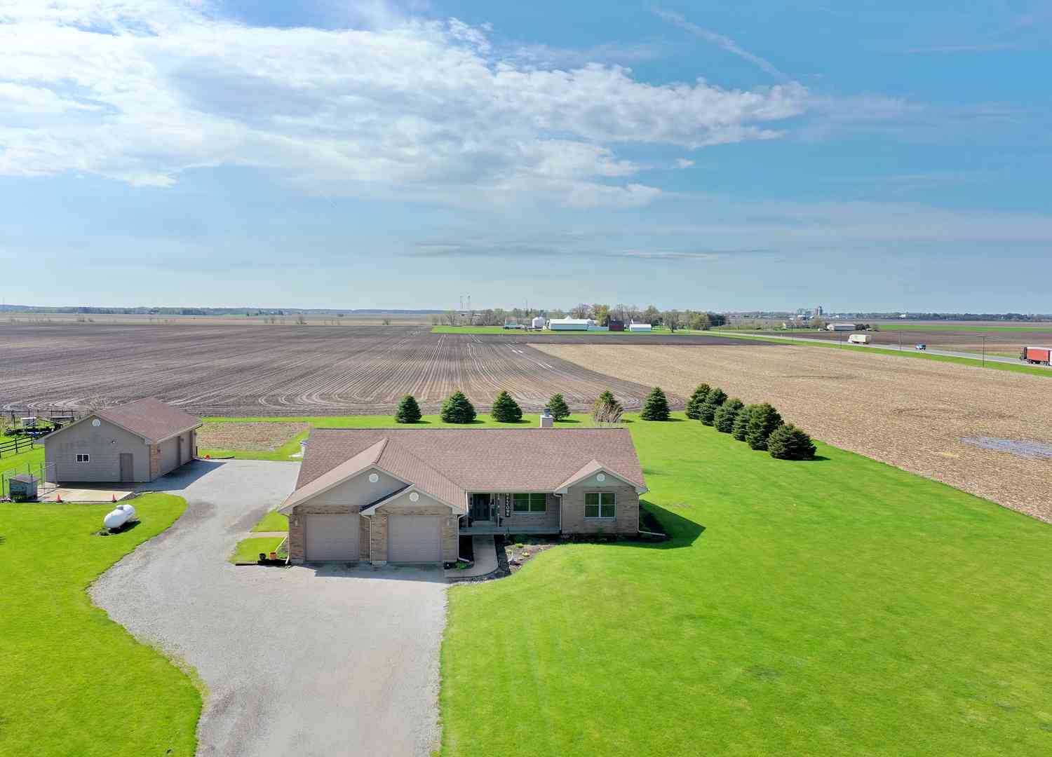 Homes For Sale - 13042 E 10500n Road<br/> Grant Park, IL 60940