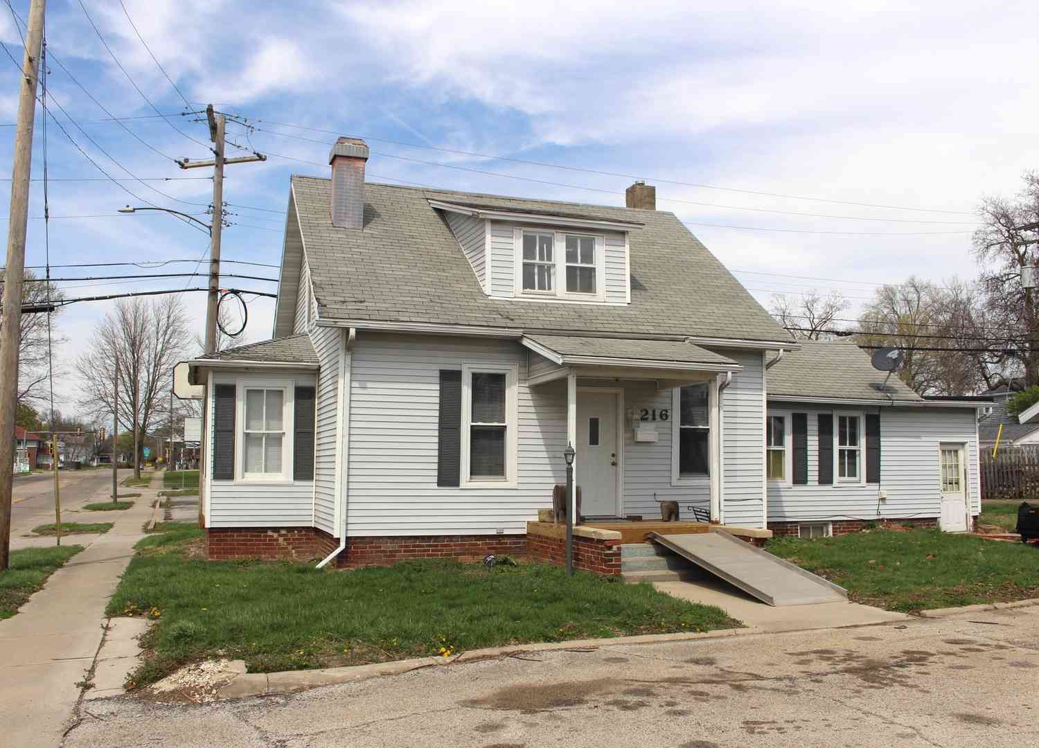 Homes For Sale - 216 S Grant Street<br/> Dewitt County, Clinton, IL 61727