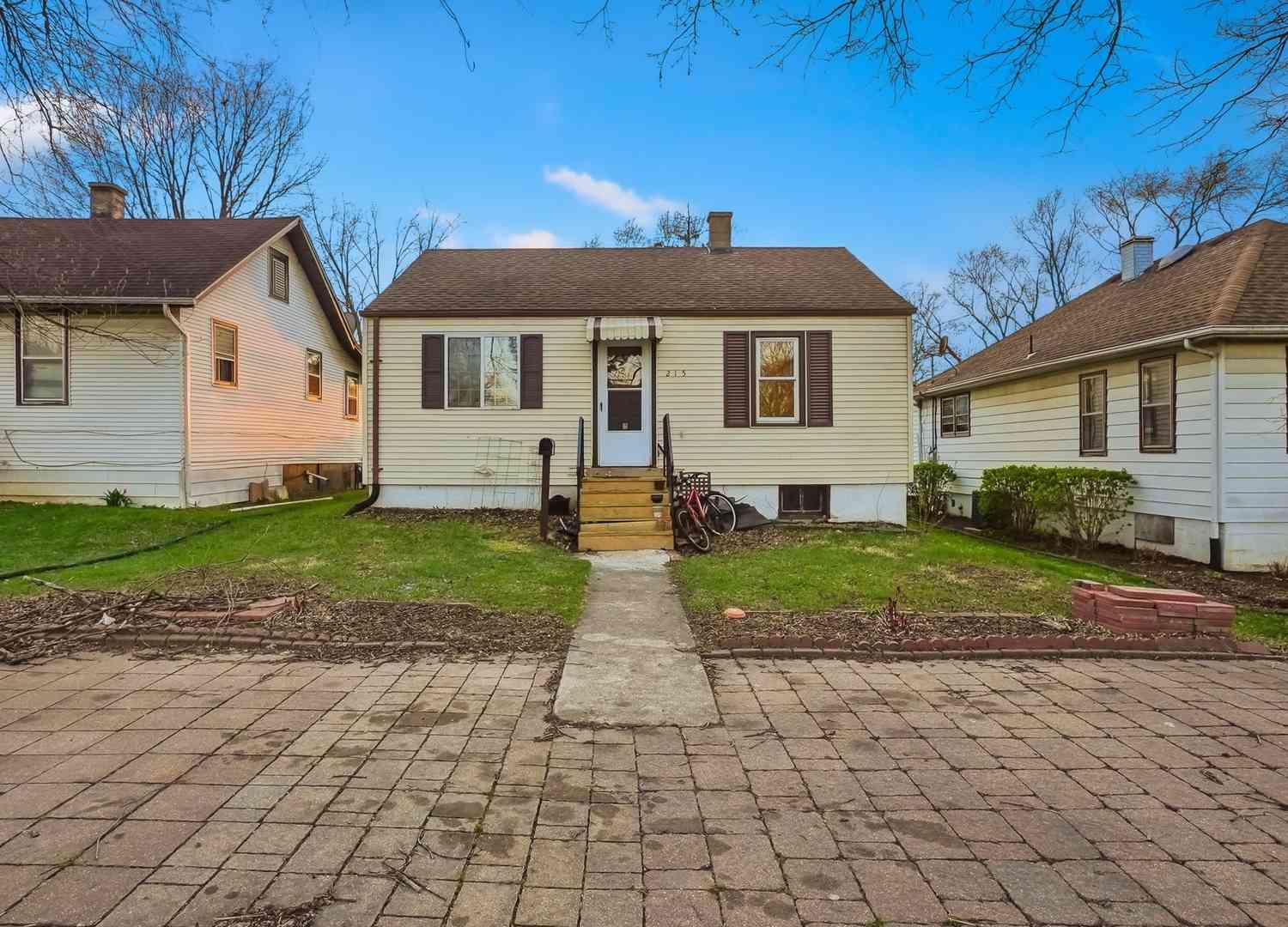 Homes For Sale - 215 Barr Elms Avenue<br/> Joliet, IL 60433
