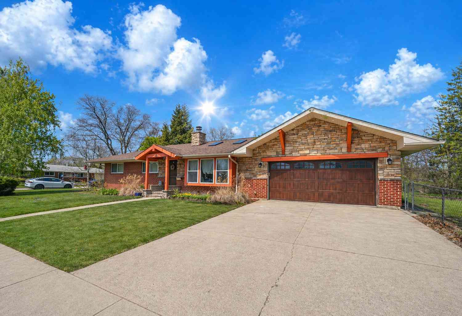 Homes For Sale - 256 W Kathleen Drive<br/> Des Plaines, IL 60016