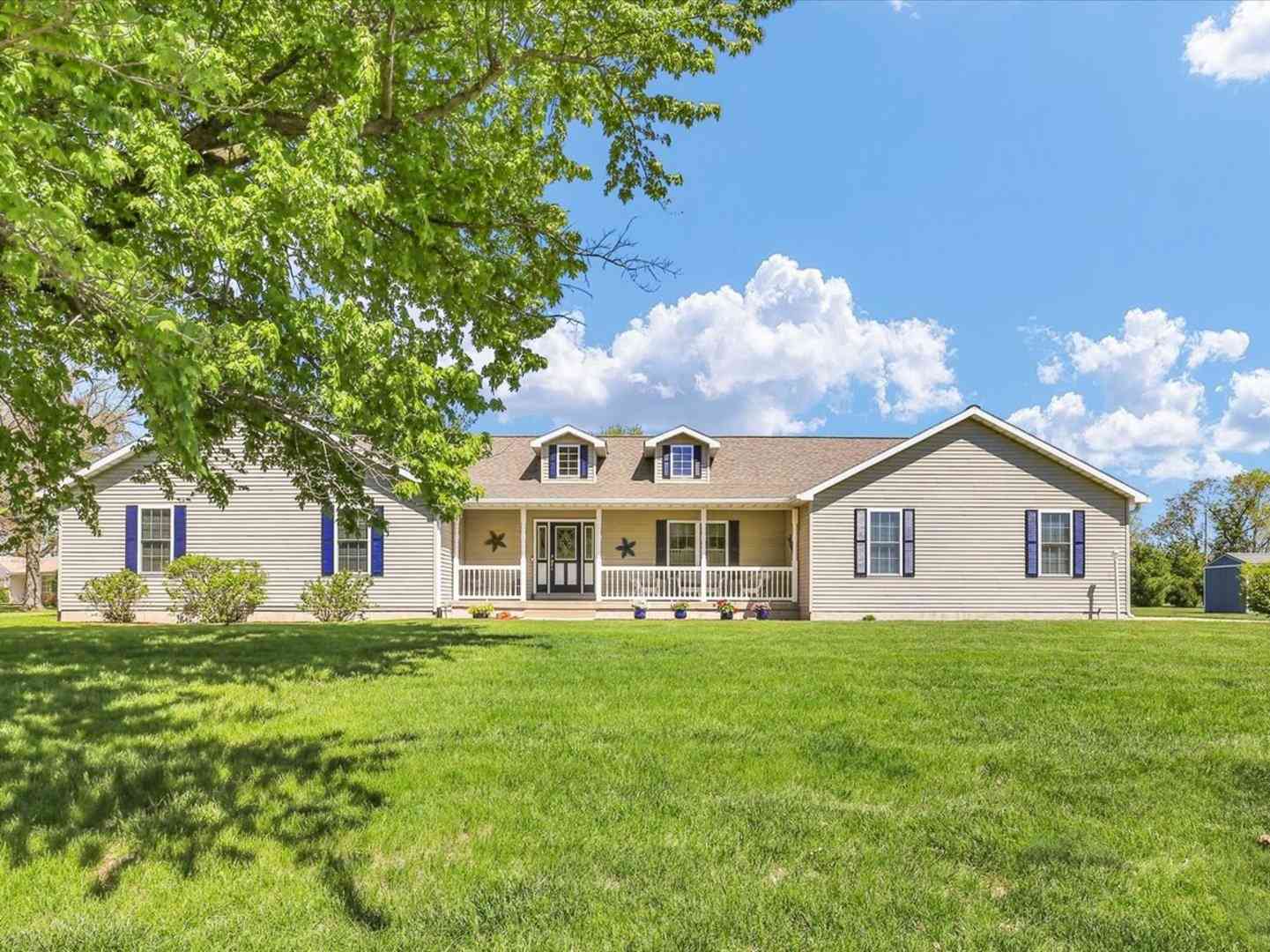 Homes For Sale - 44 Hillcrest Drive<br/> Douglas County, Tuscola, IL 61953
