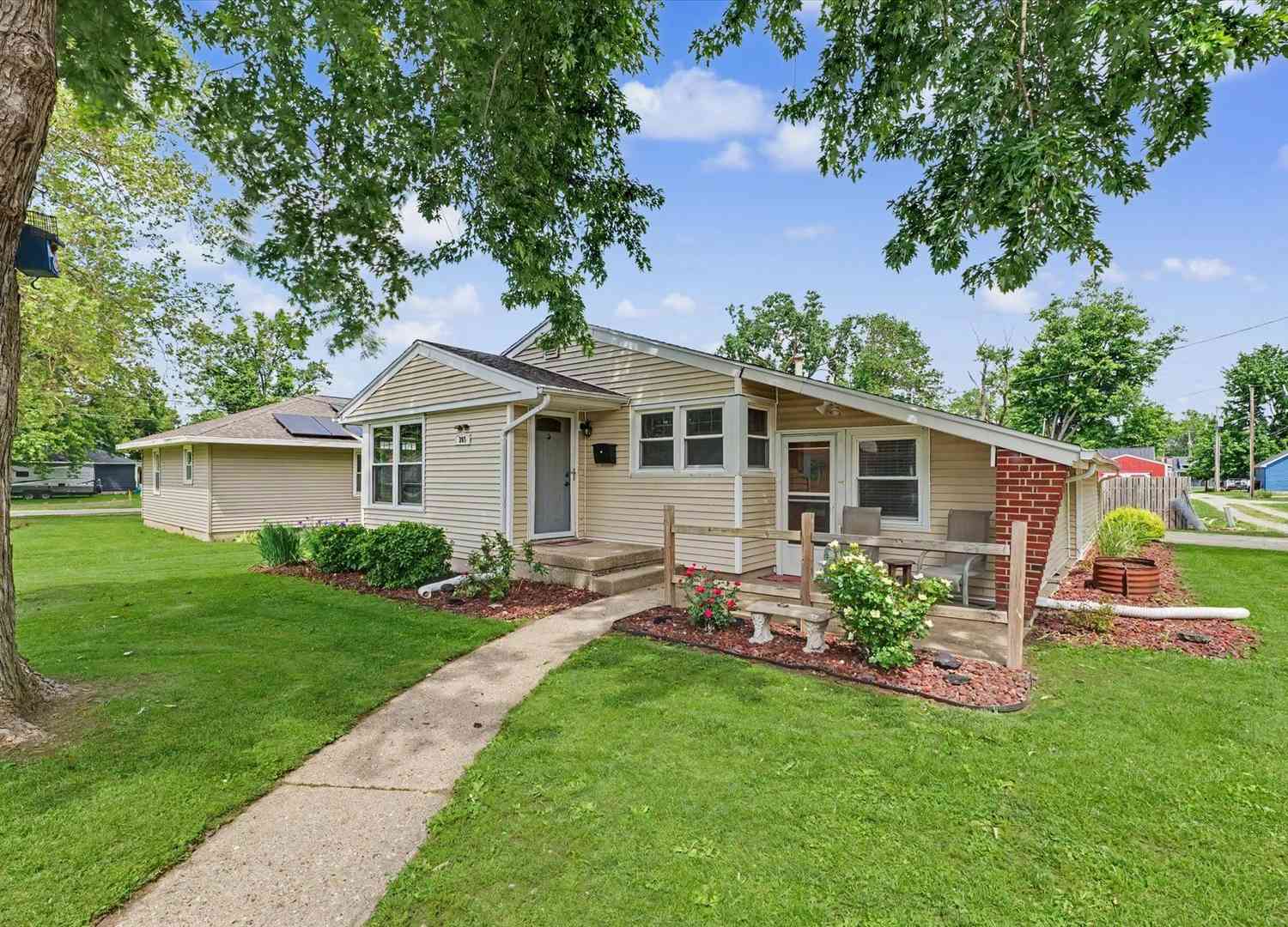 Homes For Sale - 305 N Court Street<br/> Douglas County, Tuscola, IL 61953