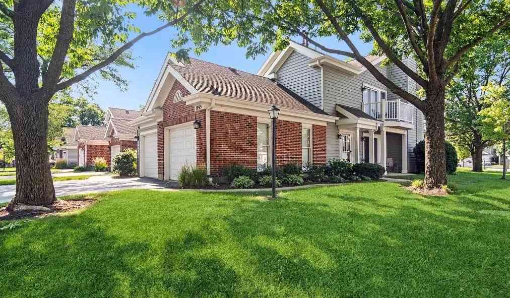 Homes For Sale - 1955 N Stillwater Road<br/> Arlington Heights, IL 60004