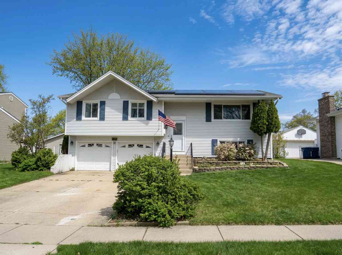 Homes For Sale - 630 Clover Lane<br/> Schaumburg, IL 60193