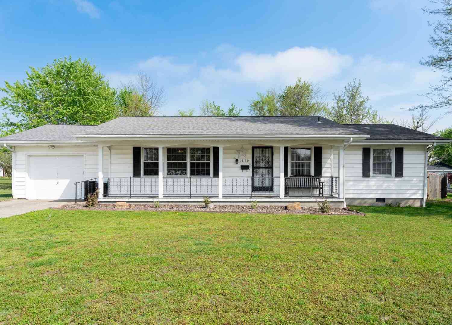 Homes For Sale - 1810 W Chestnut Street<br/> Williamson County, Marion, IL 62959