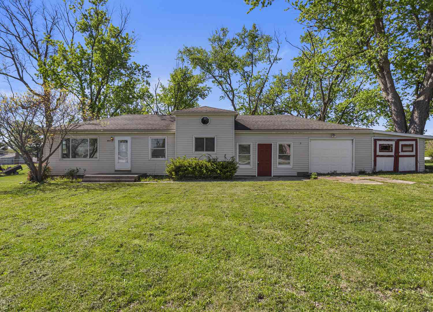 Homes For Sale - 4931 E Glenwood Drive<br/> Macon County, Decatur, IL 62521