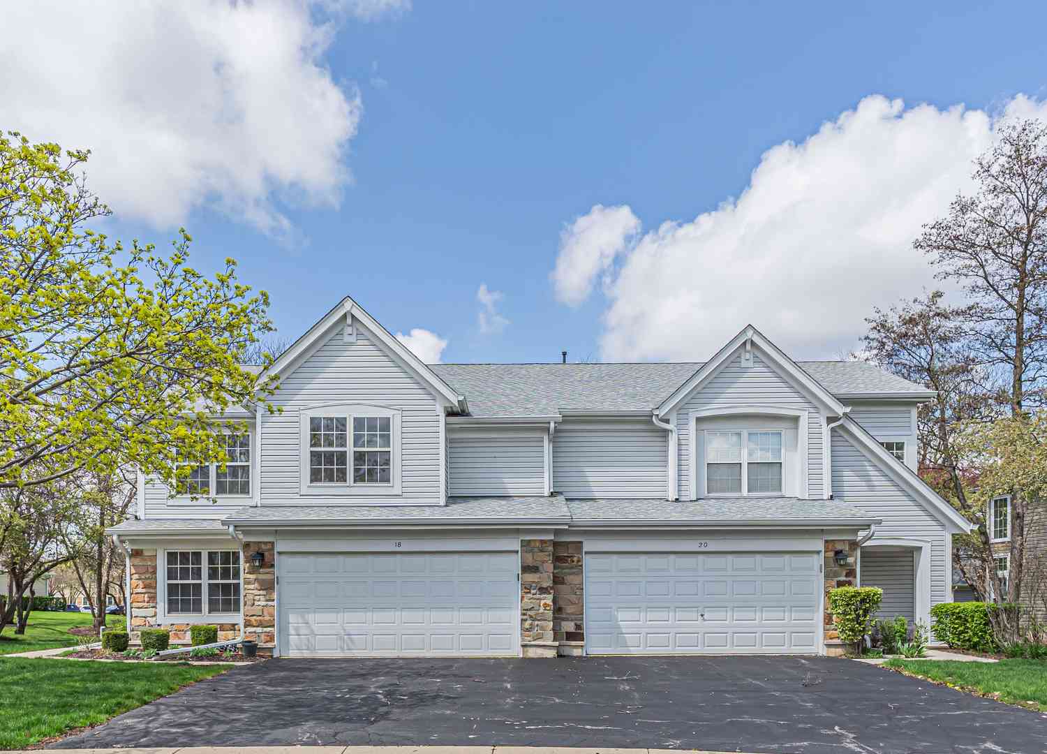 Homes For Sale - 18 Meadow Court #18<br/> Schaumburg, IL 60193