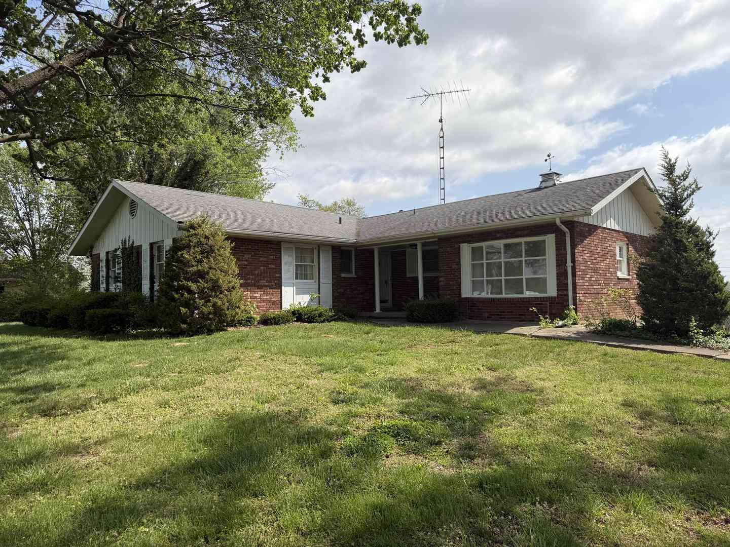 Homes For Sale - 3486 State Route 13 Highway<br/> Perry County, Pinckneyville, IL 62274